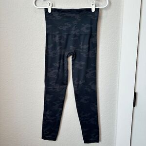 Spanx Dark Grey Camo High Waist 7/8 Length Leggings - Size Medium - EUC